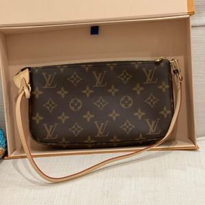 LV Pochette Accessoires NWT